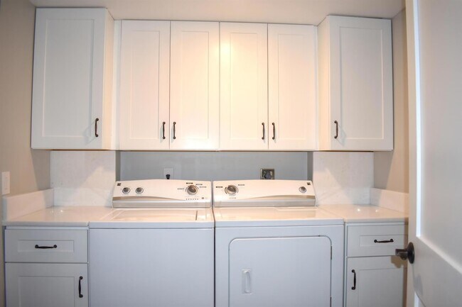 Building Photo - 1301 Cir