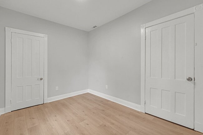 Building Photo - Freshly Renovated 4-Bedroom Home with Cent...