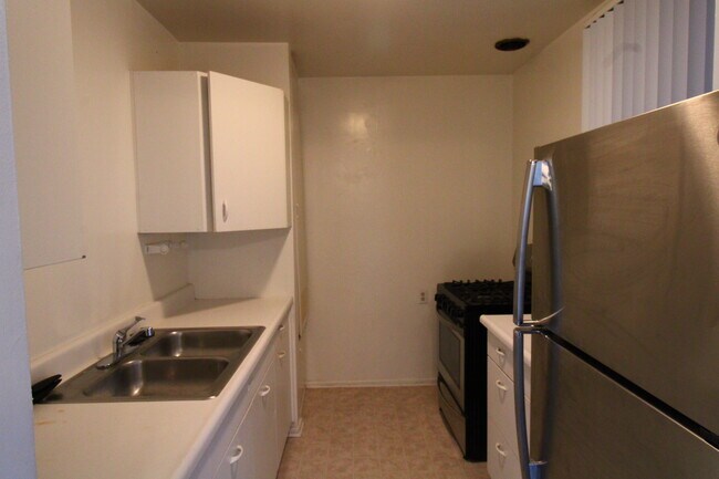 Building Photo - 11070 Strathmore Dr