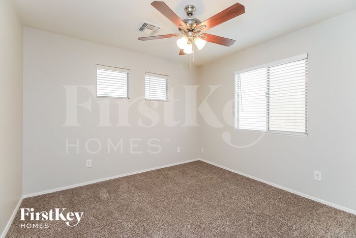 Building Photo - 617 E Payton Cir