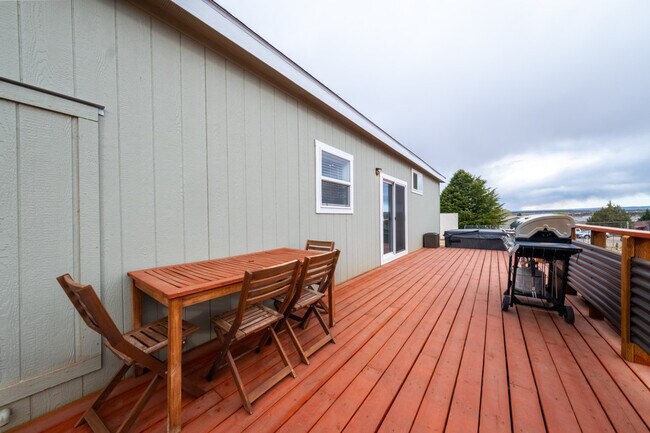 Building Photo - 523 W Vance Dr