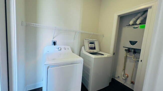 Building Photo - 4 bedroom 2.5 bathroom townhome located in Beaumont Park Townhome