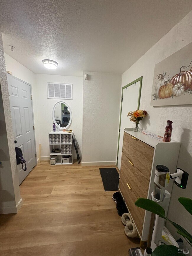 Primary Photo - 136 Sea Crest Cir