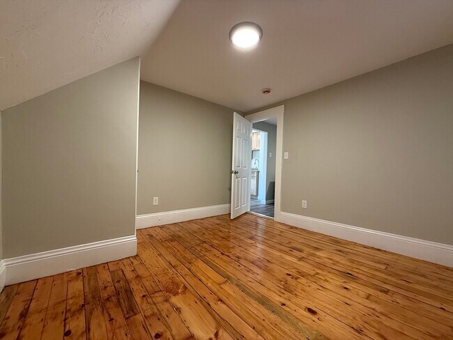 Building Photo - 11 Eureka St