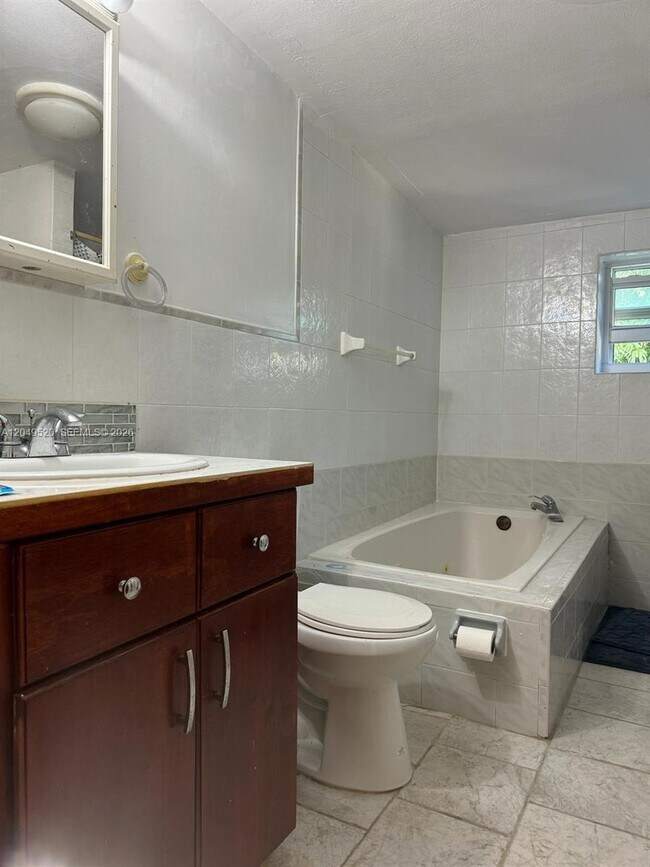 Building Photo - 225 NE 175th Terrace