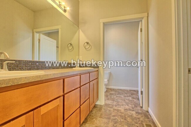 Building Photo - 3 Bed, 2.5 Bath Home in Battle Ground With Primary Suite on Main Floor
