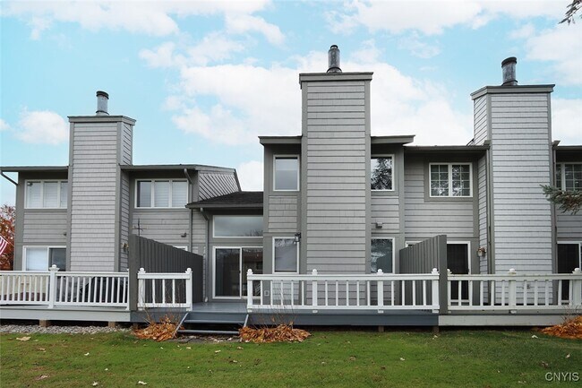 Building Photo - 442 Summerhaven Dr N