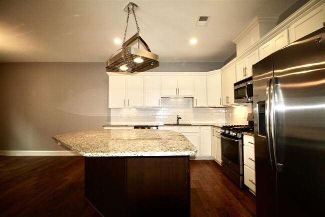 Building Photo - 147 Pinebranch Ct