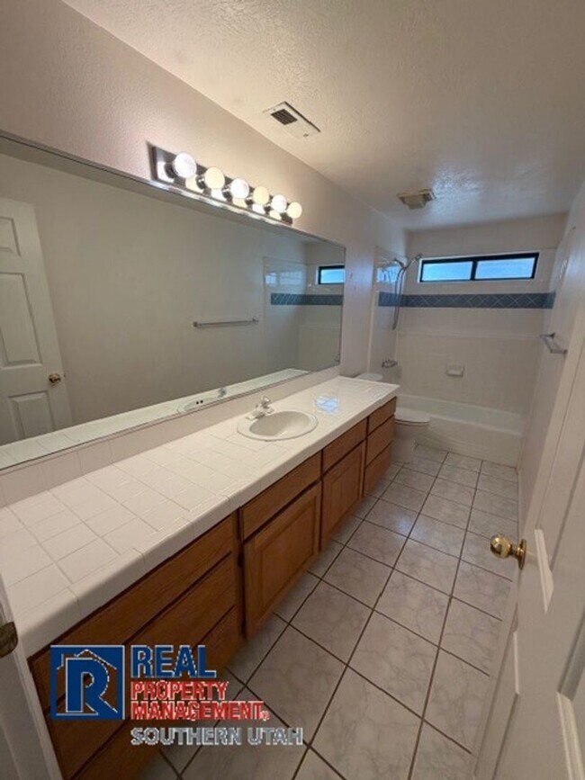 Building Photo - Golf Course Home