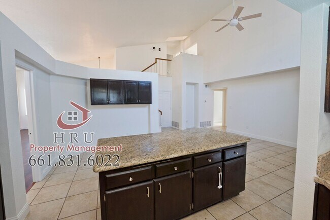 Building Photo - SW-4 bed/3 bath + pool house