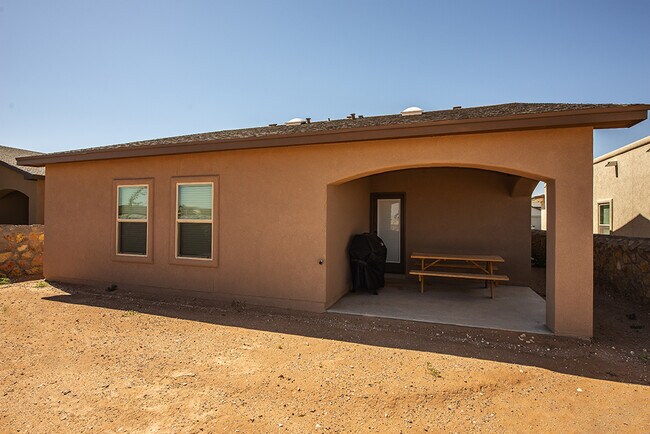 Building Photo - STYLISH EASTSIDE HOME