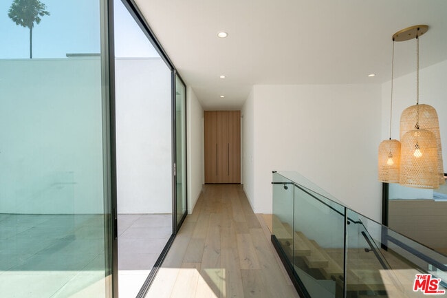 Building Photo - 444 Kings Rd