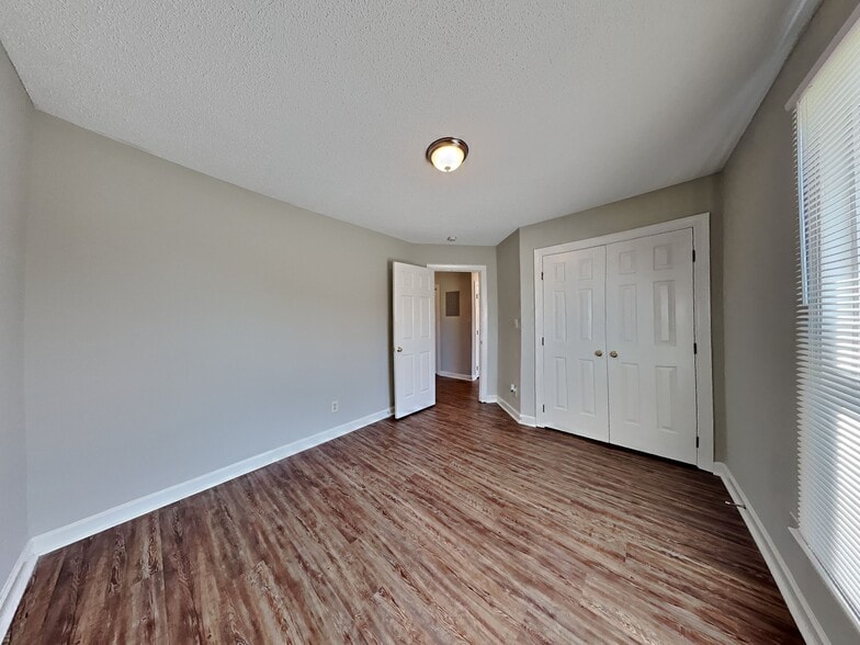 Building Photo - 3016 Lindsay Dr