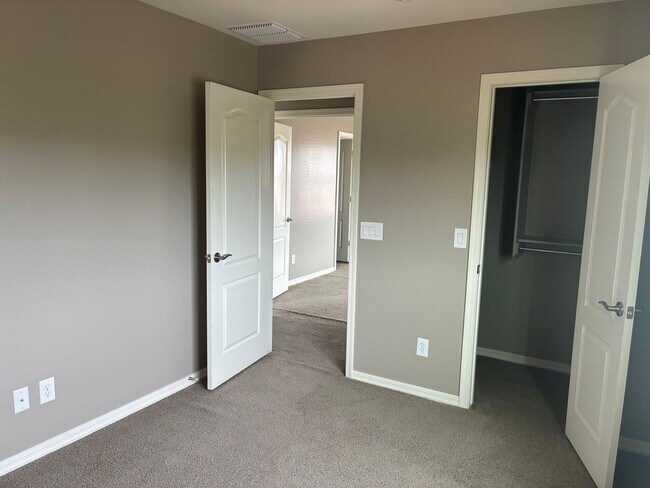Building Photo - Special **BEAUTIFUL 3 BEDROOM/3 BATHROOM HOME LOCATED IN EASTMARK (ELLSWORTH & RAY)**