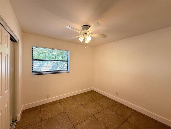 Building Photo - 607 NE 29th Dr