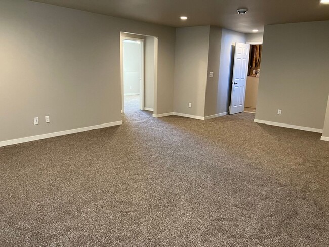 Building Photo - 4 Bed 3 Bath Single Family Home