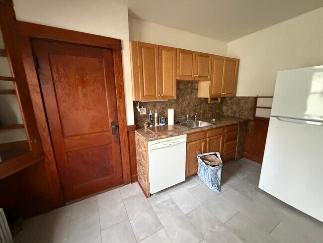 Building Photo - 44 Varnum St