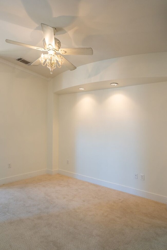 Building Photo - STUDIO Condominium next to Walnut Street B...