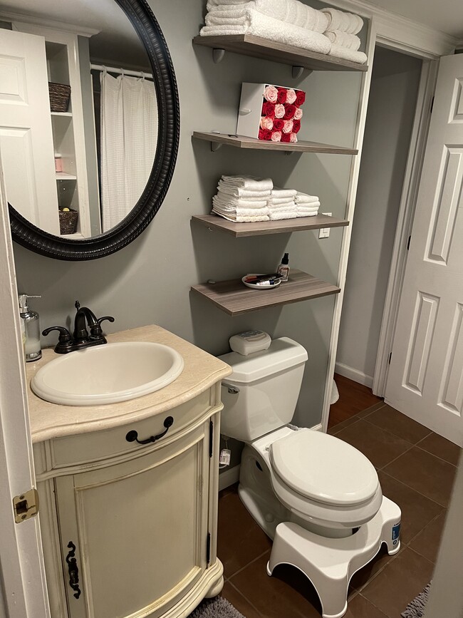 Building Photo - 910 Ramsay St