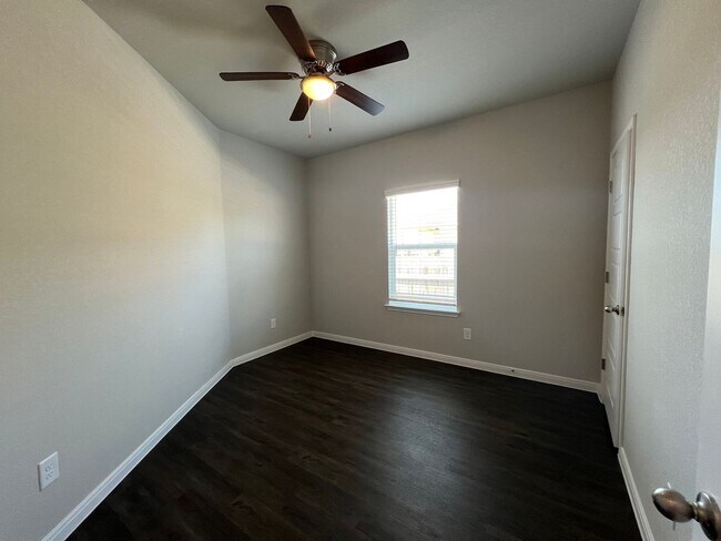 Building Photo - Luxury duplex in Seguin!
