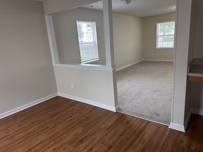 Building Photo - Great space in this 3 bedroom 2 and 1/2 bath end unit Townhome!