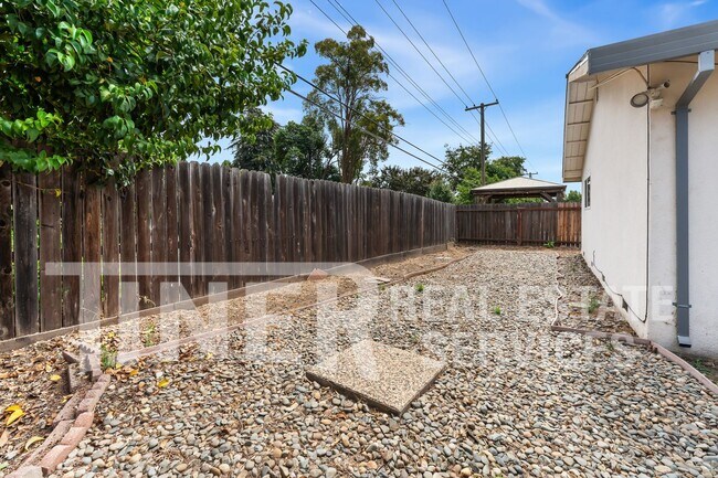 Building Photo - 2267 La Grama Dr