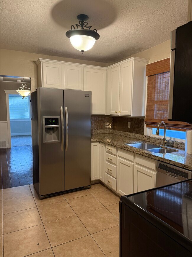 Building Photo - 807 S McClelland St