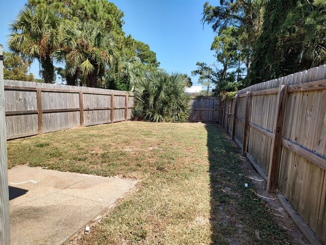 Building Photo - Cozy 1Bed/1Ba Unit Ideally Located & Withi...