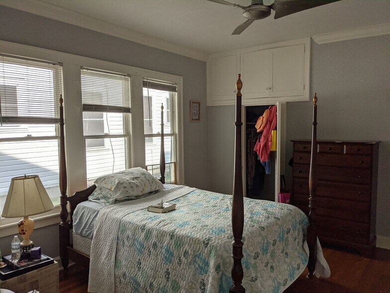 Bedroom 1 furnished - 123 E Norwood Ct