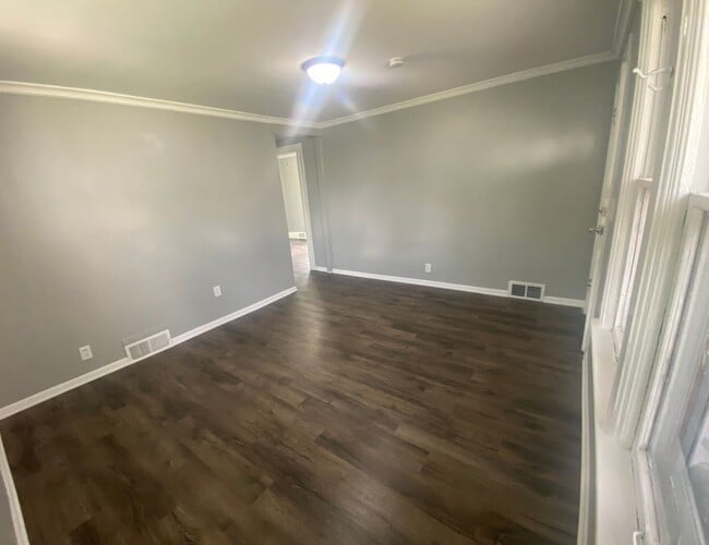 Building Photo - Beautiful 2 Bedroom 1 Bathroom Carriage Ho...