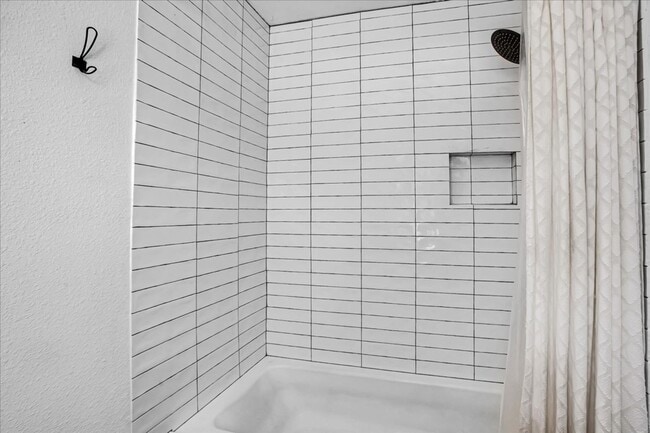 Building Photo - Stunning 3 Bedroom 2 Bathroom Home in Yucc...