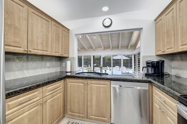 Building Photo - 902 Foxpointe Cir
