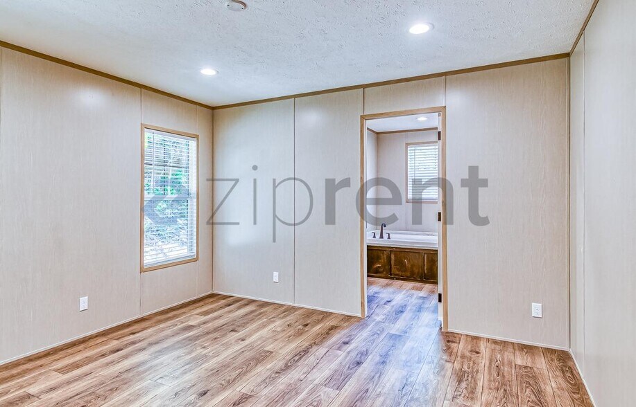Building Photo - Unit