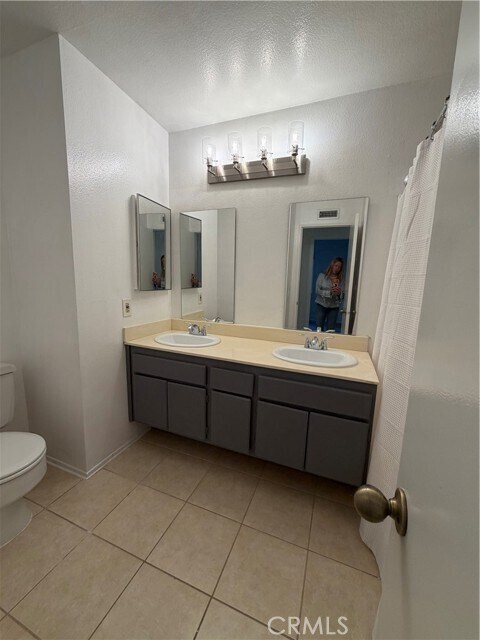 Building Photo - 2866 Treeview Pl