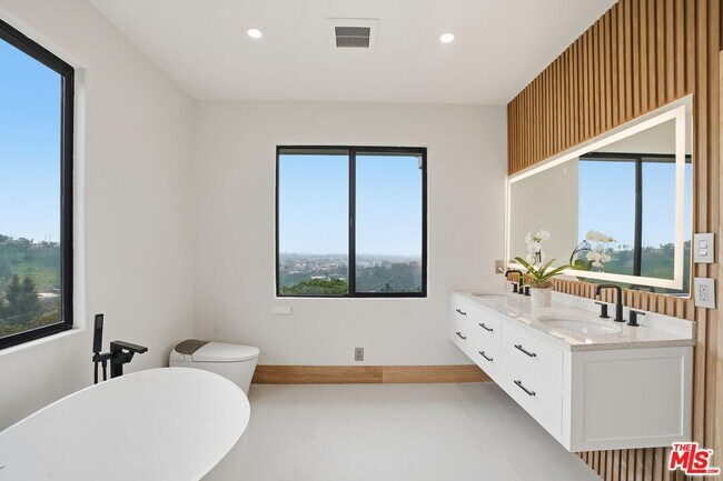 Building Photo - 1036 El Medio Ave