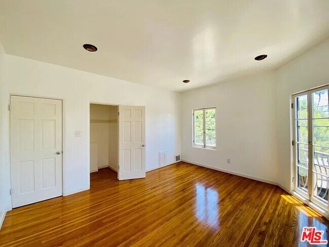 Building Photo - 942 S Mansfield Ave