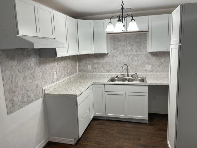 Building Photo - 405 E Oldtown Rd