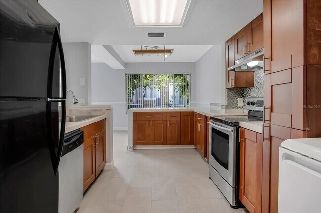 Building Photo - 603 Coconut Palm Way