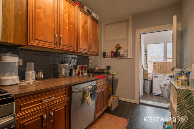 Building Photo - Sunny & Bright 2 Bed / 1 Bath Rental with ...