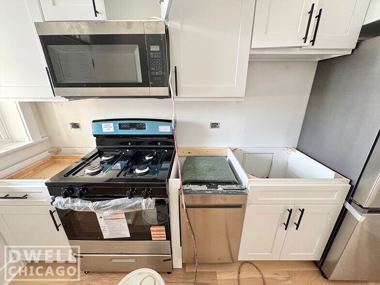 Building Photo - 725 W Waveland Ave