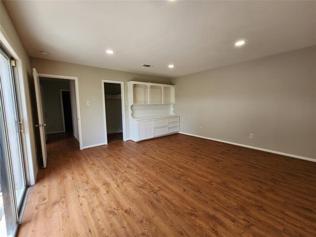Building Photo - 8023 S Braeswood Blvd