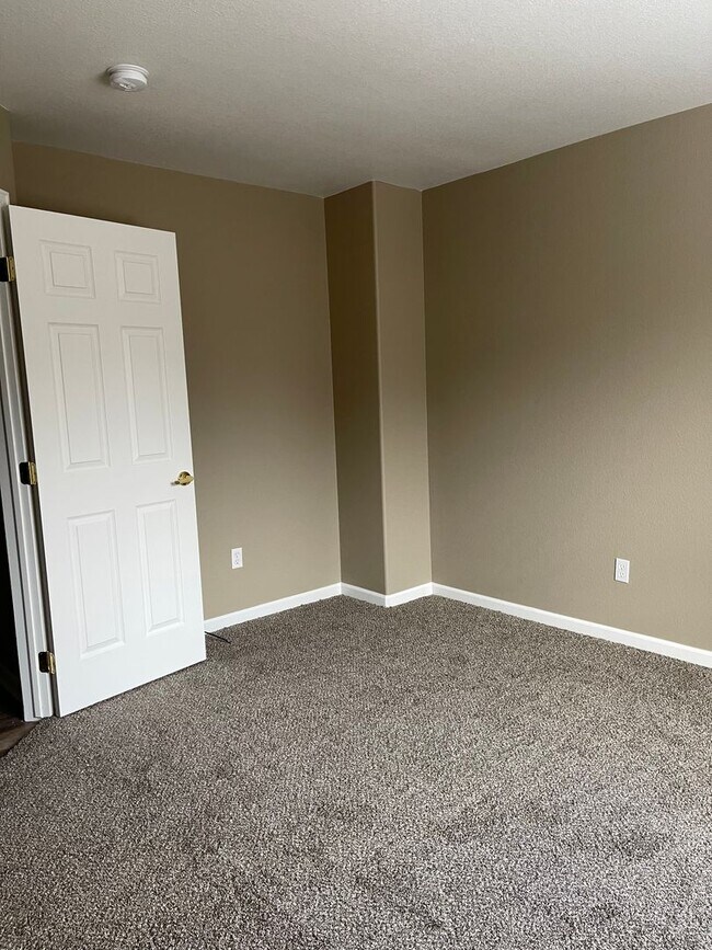 Building Photo - 3 Bedroom 2 bathroom