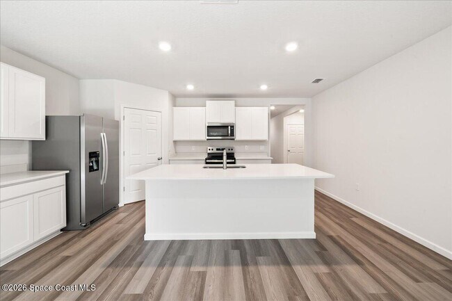 Building Photo - 566 Rembrandt St SE