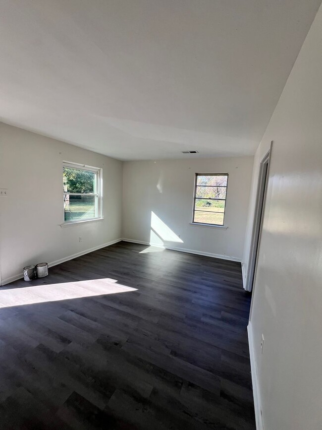 Building Photo - 1 Bedroom - Triplex