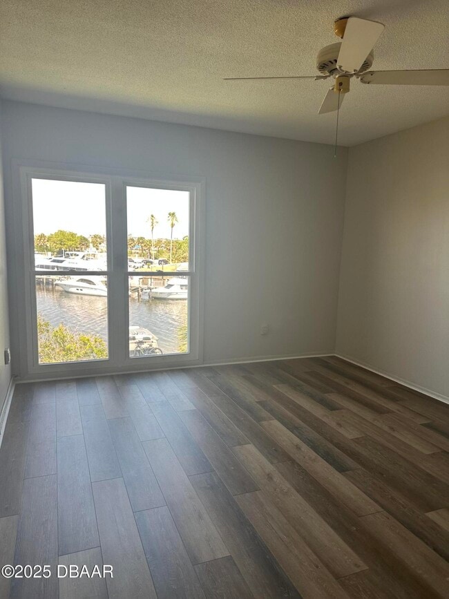 Building Photo - 715 S Beach St