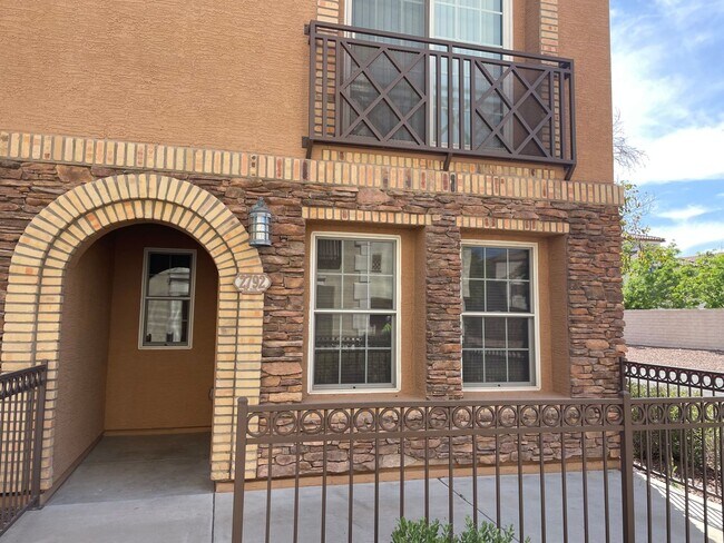 Building Photo - Prime Gilbert 3 Bedroom/2.5 bath 1st floor bonus room, 3 community pool's
