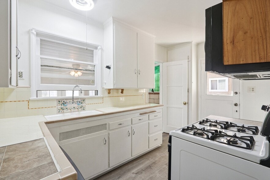 Building Photo - 8426 Alverstone Ave