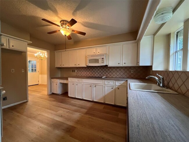Building Photo - 8210 Hollyleaf Dr