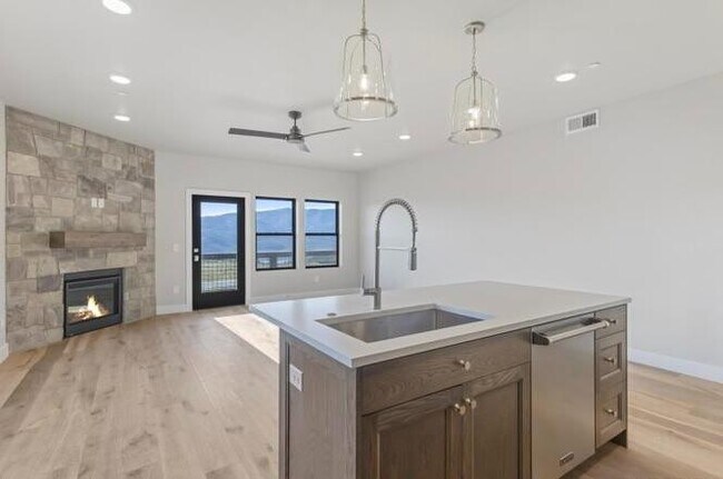Building Photo - 1124 W Vos Cir