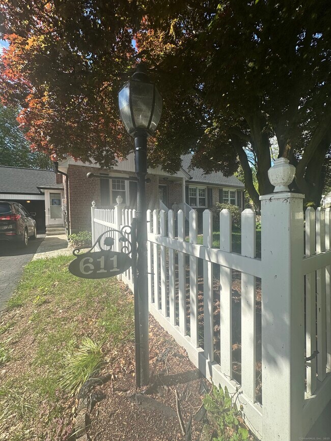 Primary Photo - 611 Woodside Ave